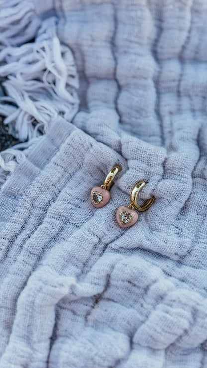 Les boucles d'oreilles Heart Huggies de Davie