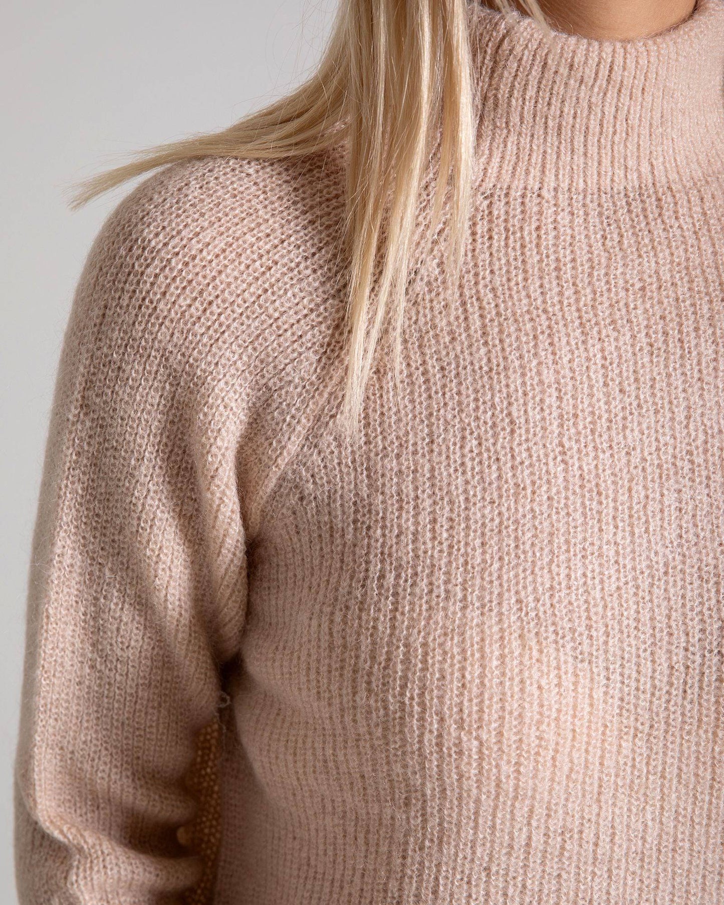 Chandail en mohair à col roulé et manches longues - Beige