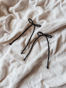 Les boucles d'oreilles Sasha Bow