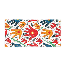 Serviette de plage — Serviette de plage estivale avec motif d'empreintes de mains colorées