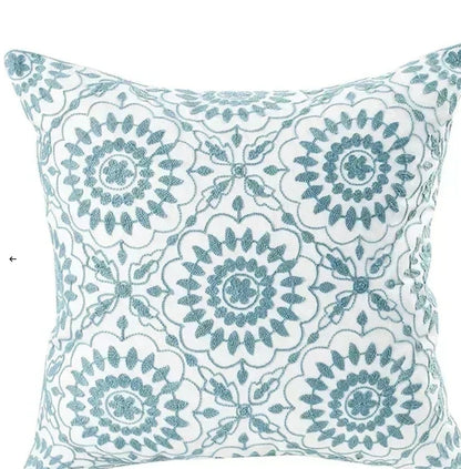 Housse de coussin décorative à broderies florales