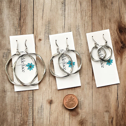 Boucles d'oreilles créoles torsadées légères – Plaqué rhodium anti-ternissement
