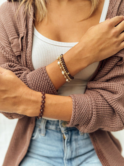 Le bracelet et la chaîne de cheville Merlot Daisy