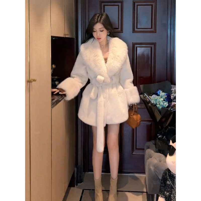 Manteau mi-long en fausse fourr ure pour femme avec grand col en fourrure et ceinture – Élégant manteau enveloppant d'hiver