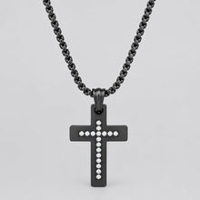 Collier croix pour homme en acier noir avec pierres. Pendentif biker à chaîne maille forçat