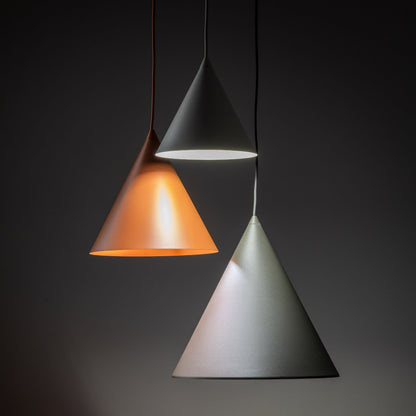 Suspension conique 3 lumières en acier CONO Mix pour îlot de cuisine et table à manger