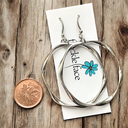Boucles d'oreilles créoles torsadées légères – Plaqué rhodium anti-ternissement