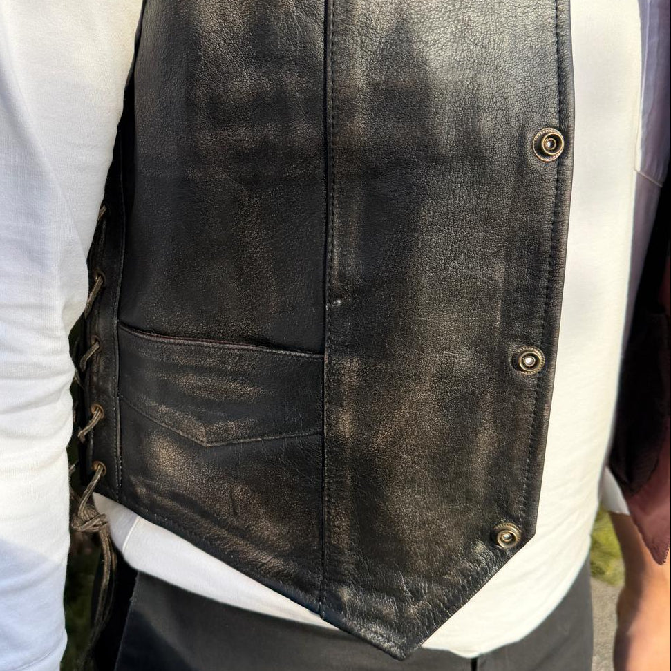 Gilet motard en cuir de buffle pour homme. Gilet à lacets latéraux ajustables