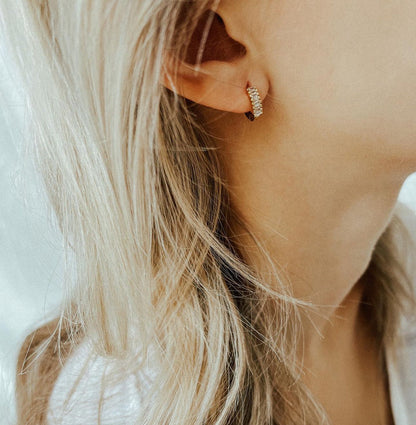 Les boucles d'oreilles Gracie CZ Huggie