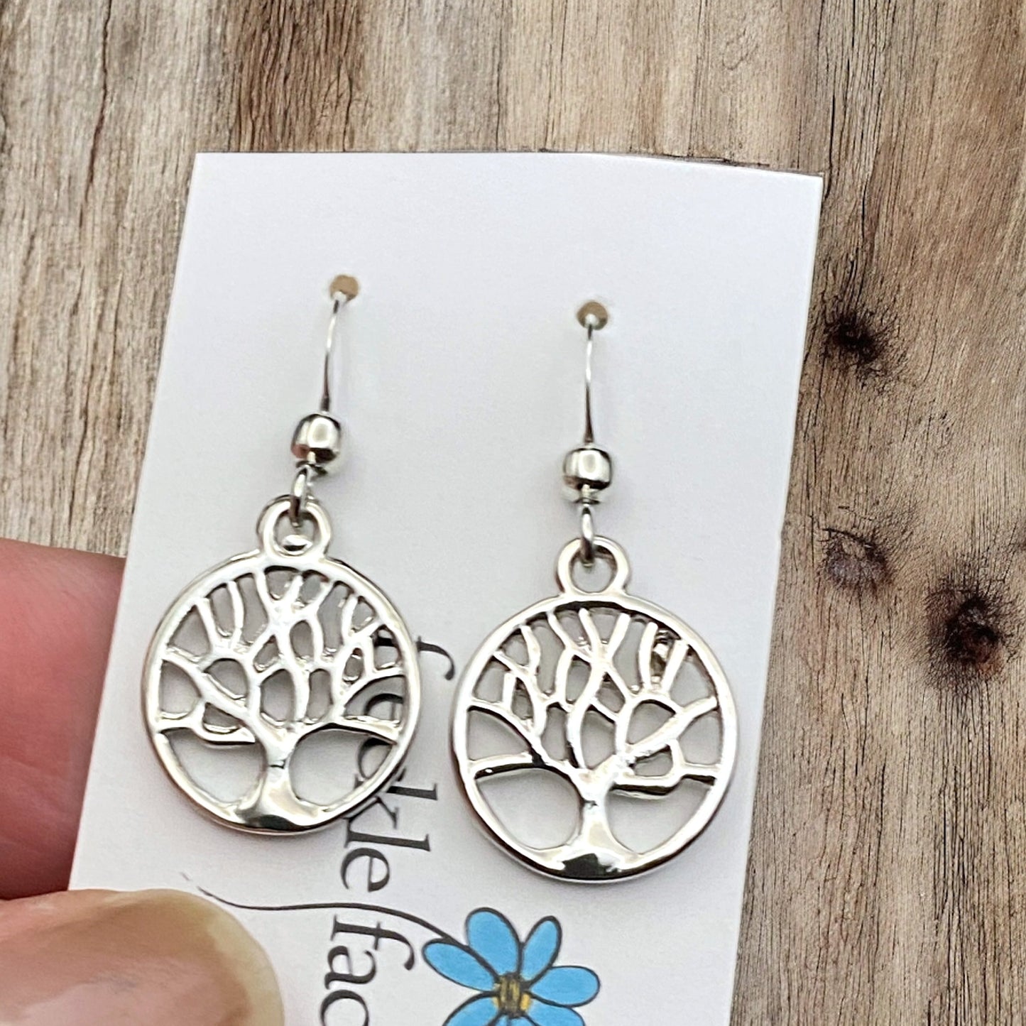 Boucles d'oreilles pendantes silhouette d'arbre – Options argent mat et poli