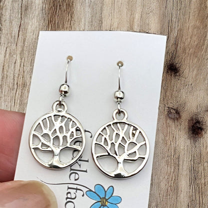 Boucles d'oreilles pendantes silhouette d'arbre – Options argent mat et poli