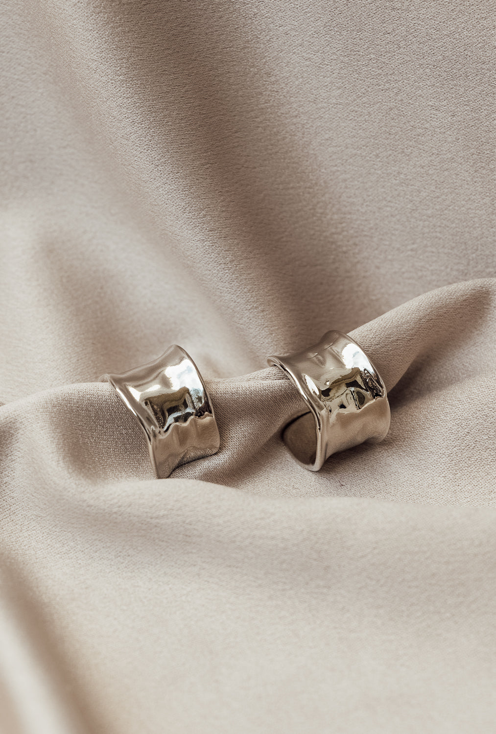 Les boucles d'oreilles créoles Amelia (dorées et argentées)