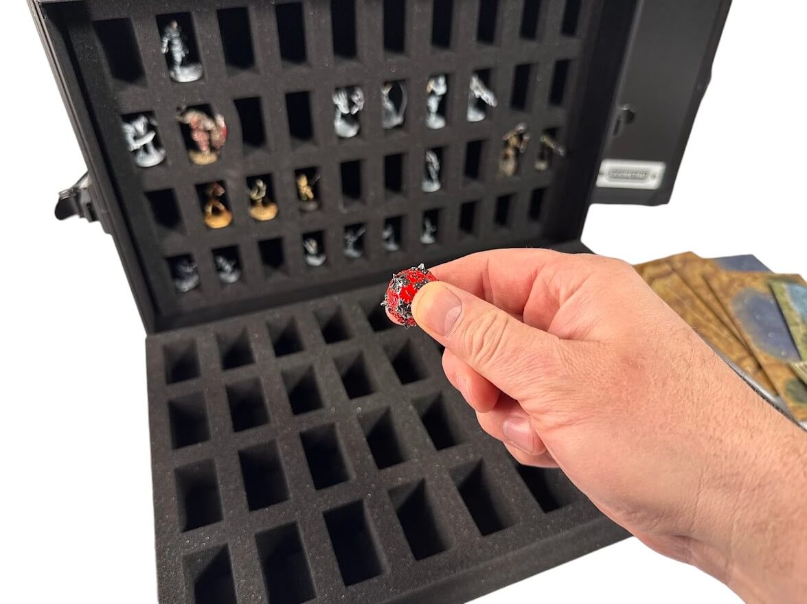 Mallette de rangement pour miniatures EVORETRO 80 emplacements avec mousse personnalisable