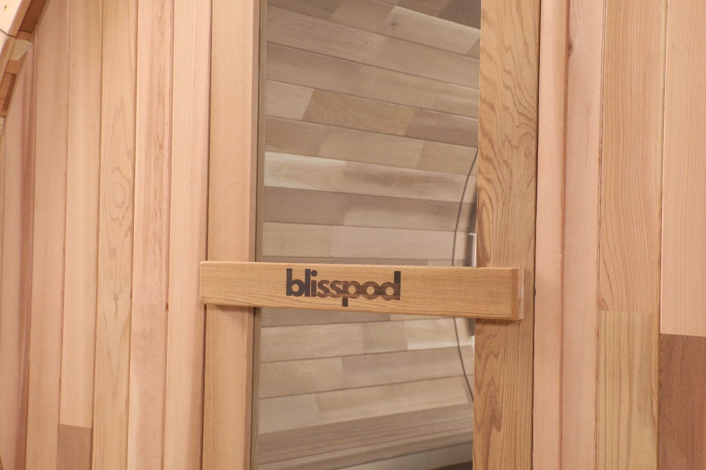 Blisspod | Prague | Sauna tonneau d'extérieur en cèdre rouge canadien à vapeur, 2-4 / 4-6 personnes avec fond entièrement vitré et 2 sièges de porche avant
