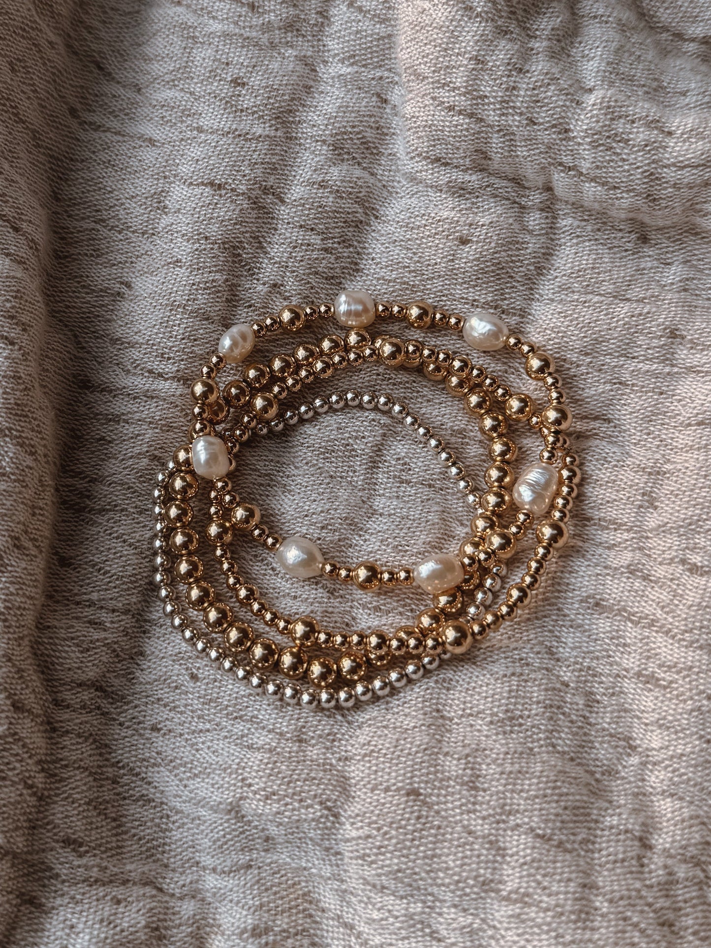 La pile de bracelets Luxe Mixing Metals