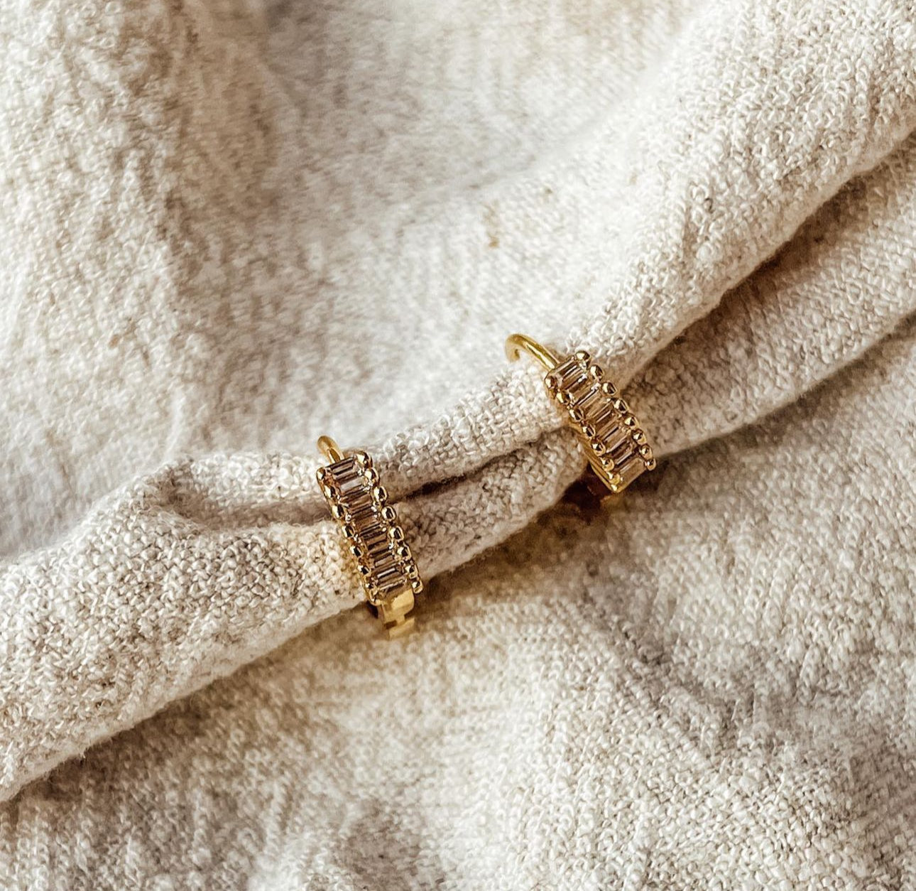 Les boucles d'oreilles Gracie CZ Huggie