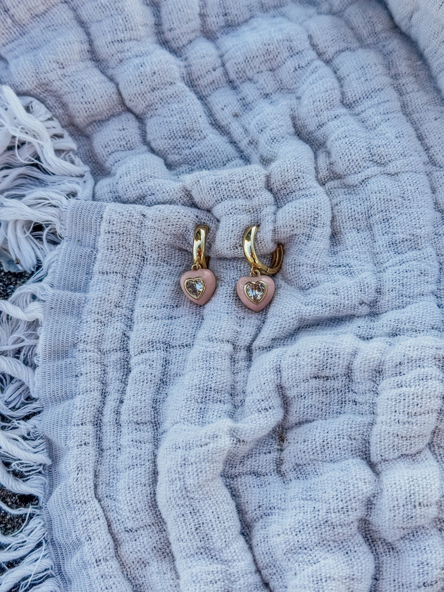 Les boucles d'oreilles Heart Huggies de Davie
