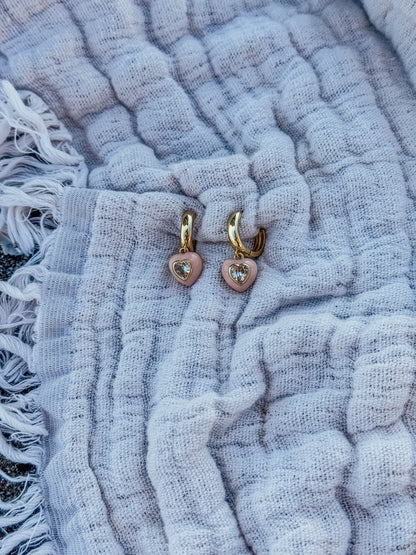 Les boucles d'oreilles Heart Huggies de Davie