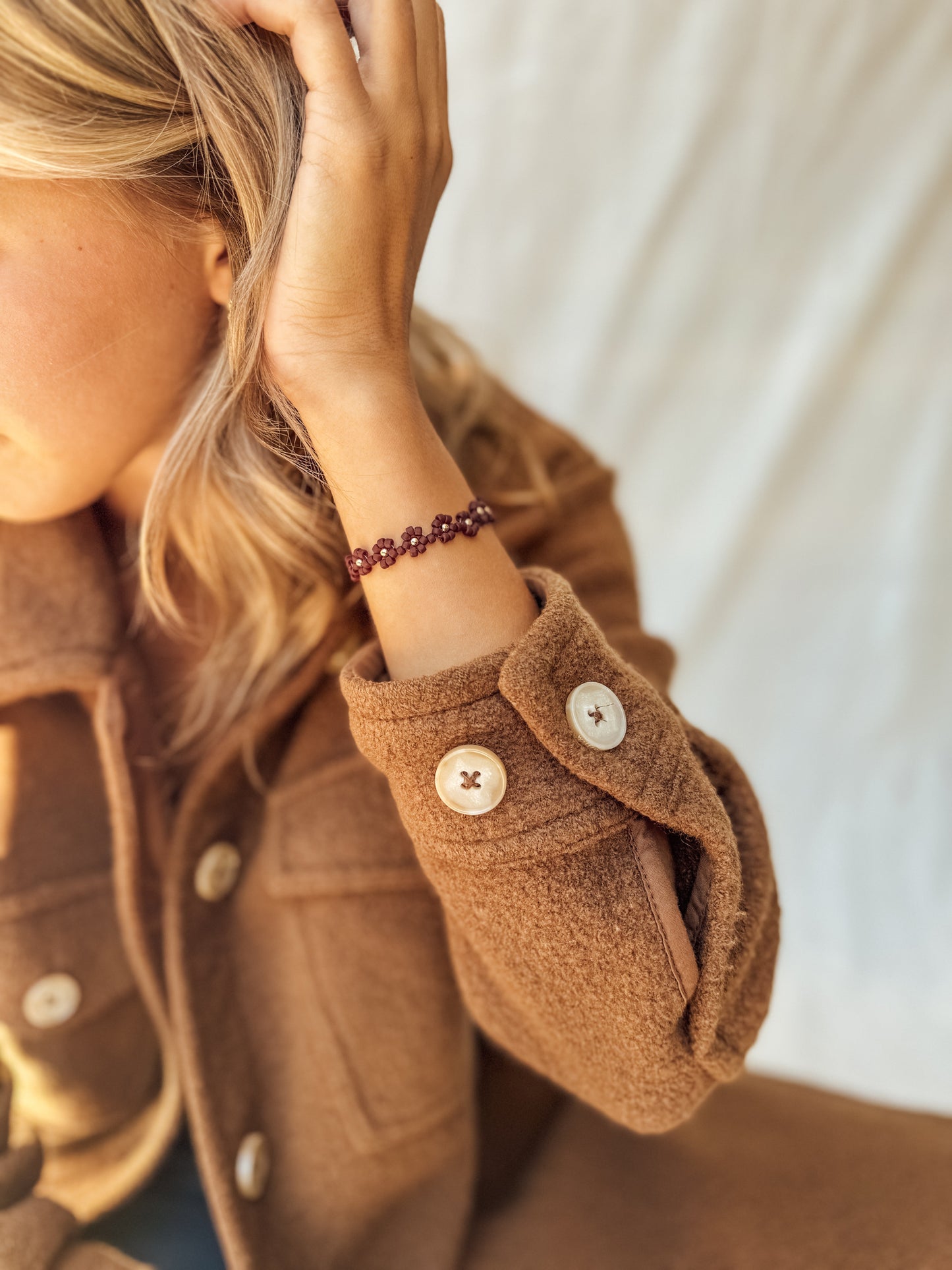 Le bracelet et la chaîne de cheville Merlot Daisy