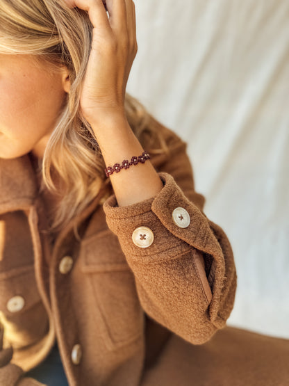 Le bracelet et la chaîne de cheville Merlot Daisy