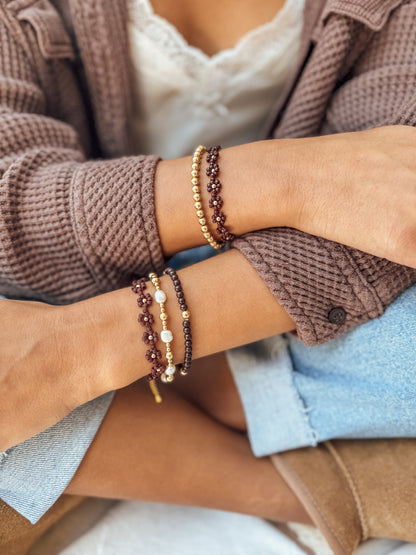 Le bracelet et la chaîne de cheville Merlot Daisy