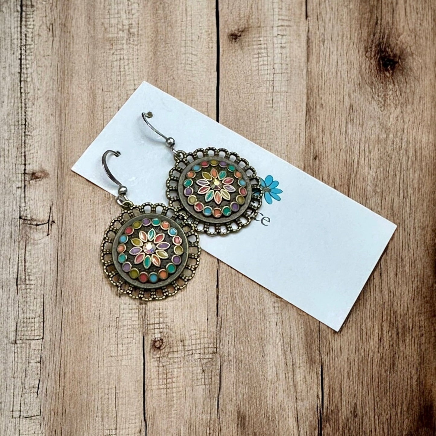 Boucles d'oreilles fleuries en émail bohème – Bronze antique, hypoallergéniques et légères