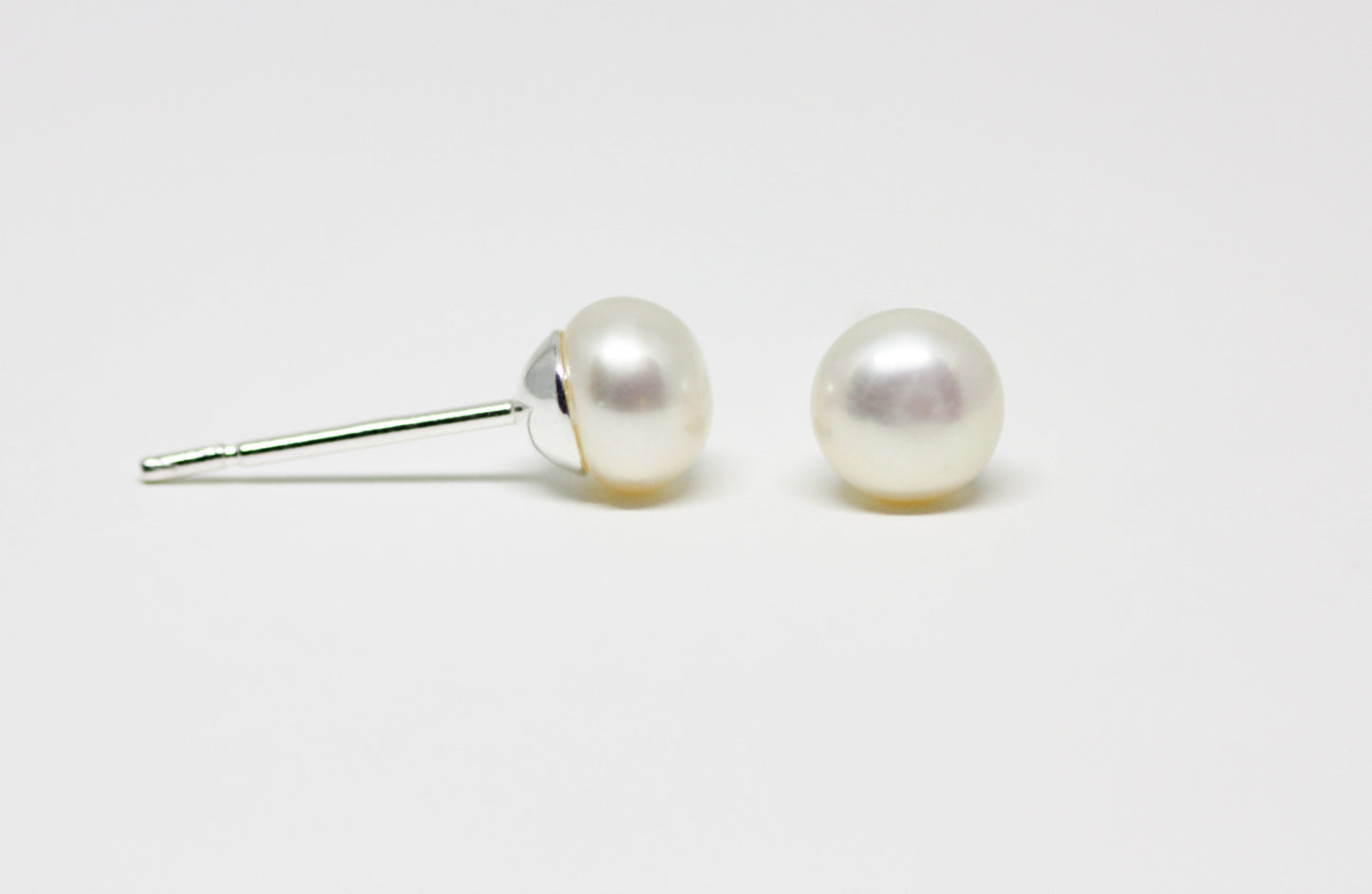 Puces d'oreilles perles blanches 4-5mm