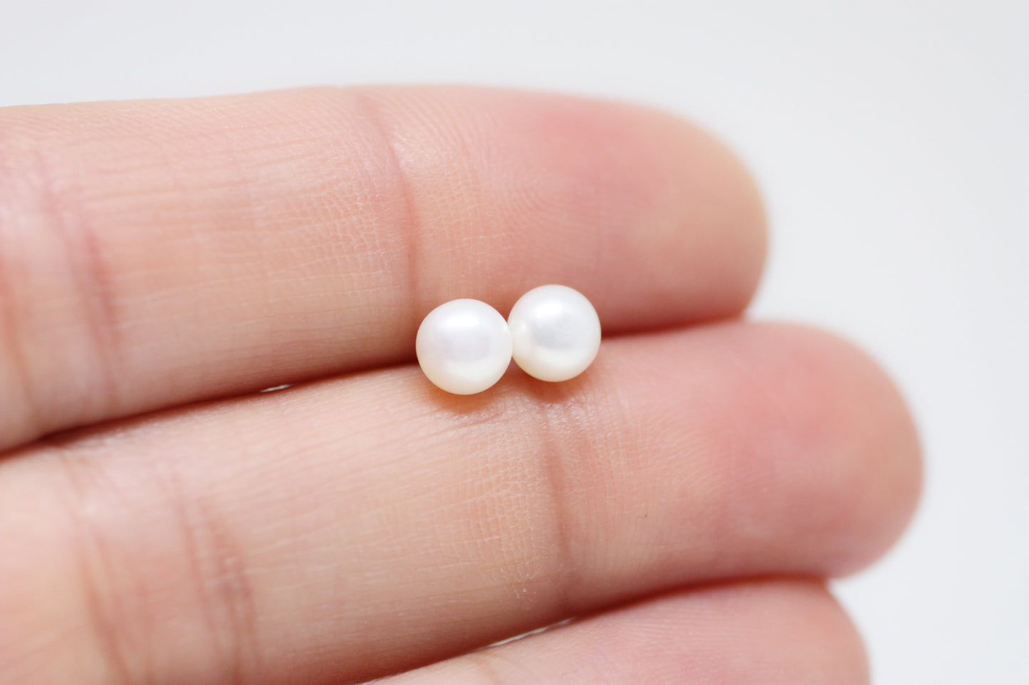 Puces d'oreilles perles blanches 4-5mm