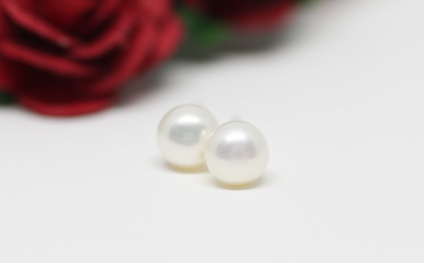 Puces d'oreilles perles blanches 4-5mm