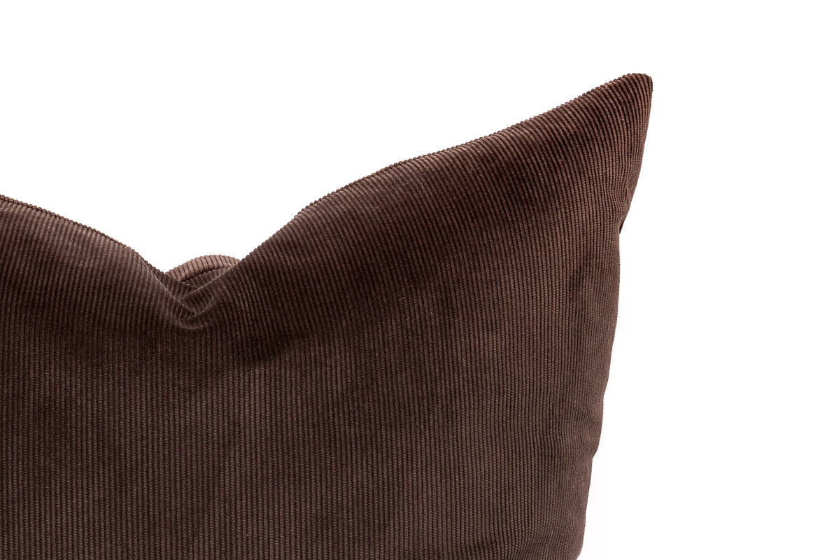 Housse de coussin en velours côtelé couleur chocolat