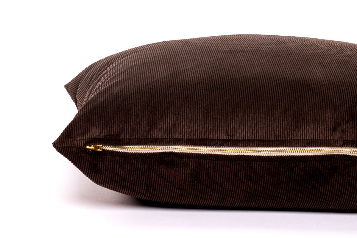 Housse de coussin en velours côtelé couleur chocolat