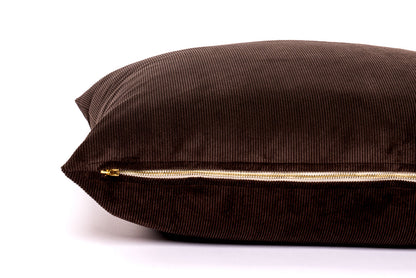 Housse de coussin en velours côtelé couleur chocolat