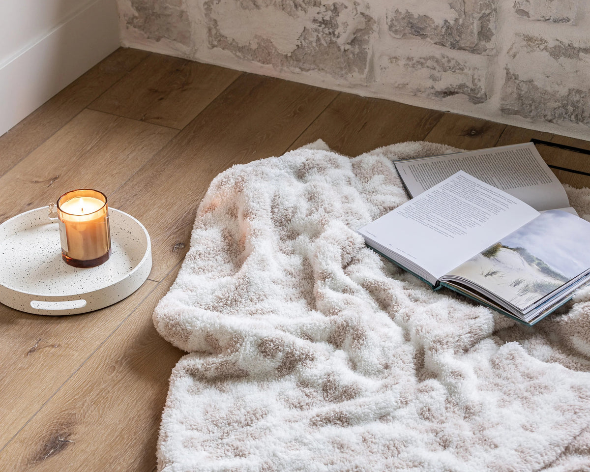 Jeté de lit allongé blanc et beige rougissant à motif marguerite