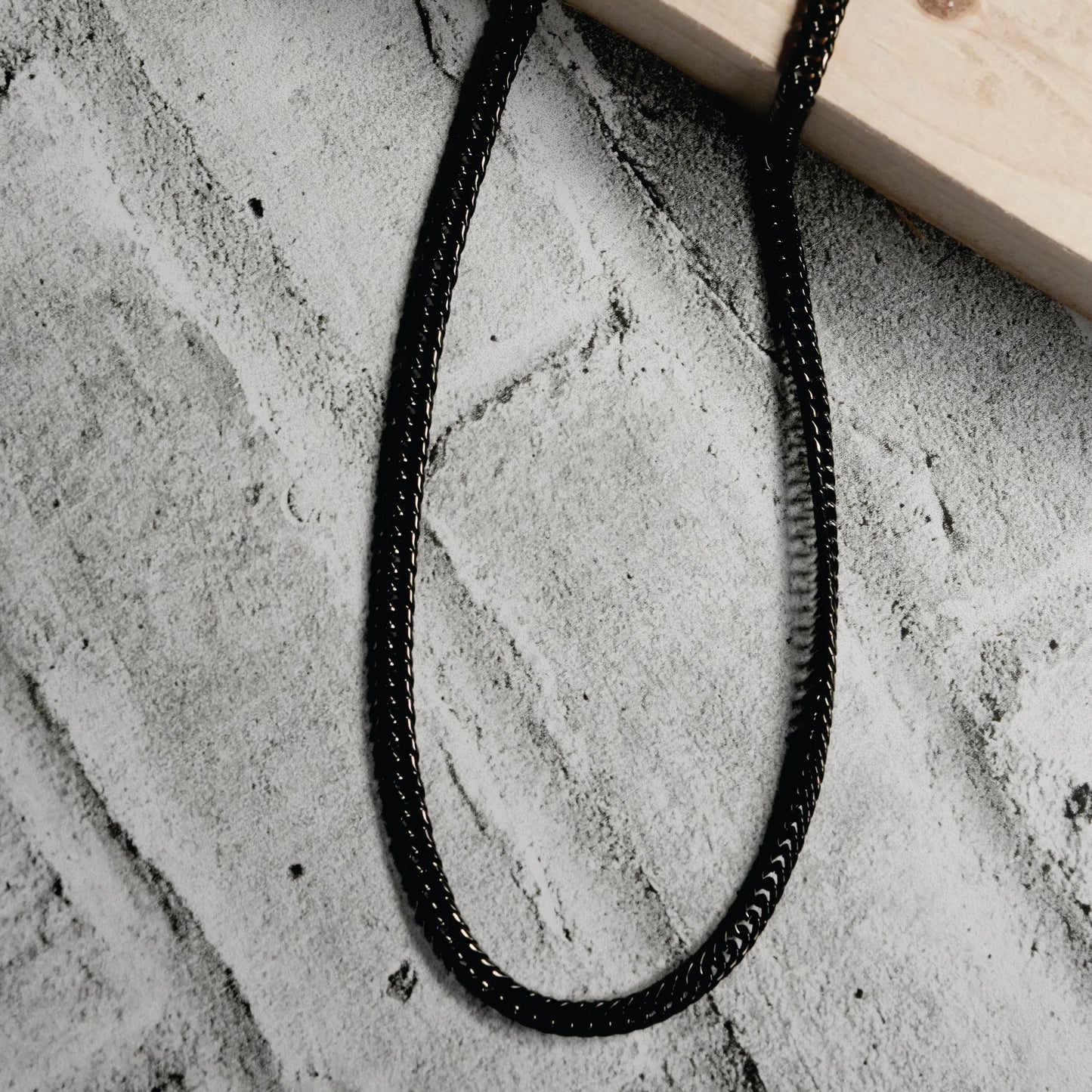 ABASI BLACK : Chaîne à gros maillons en carbone noir