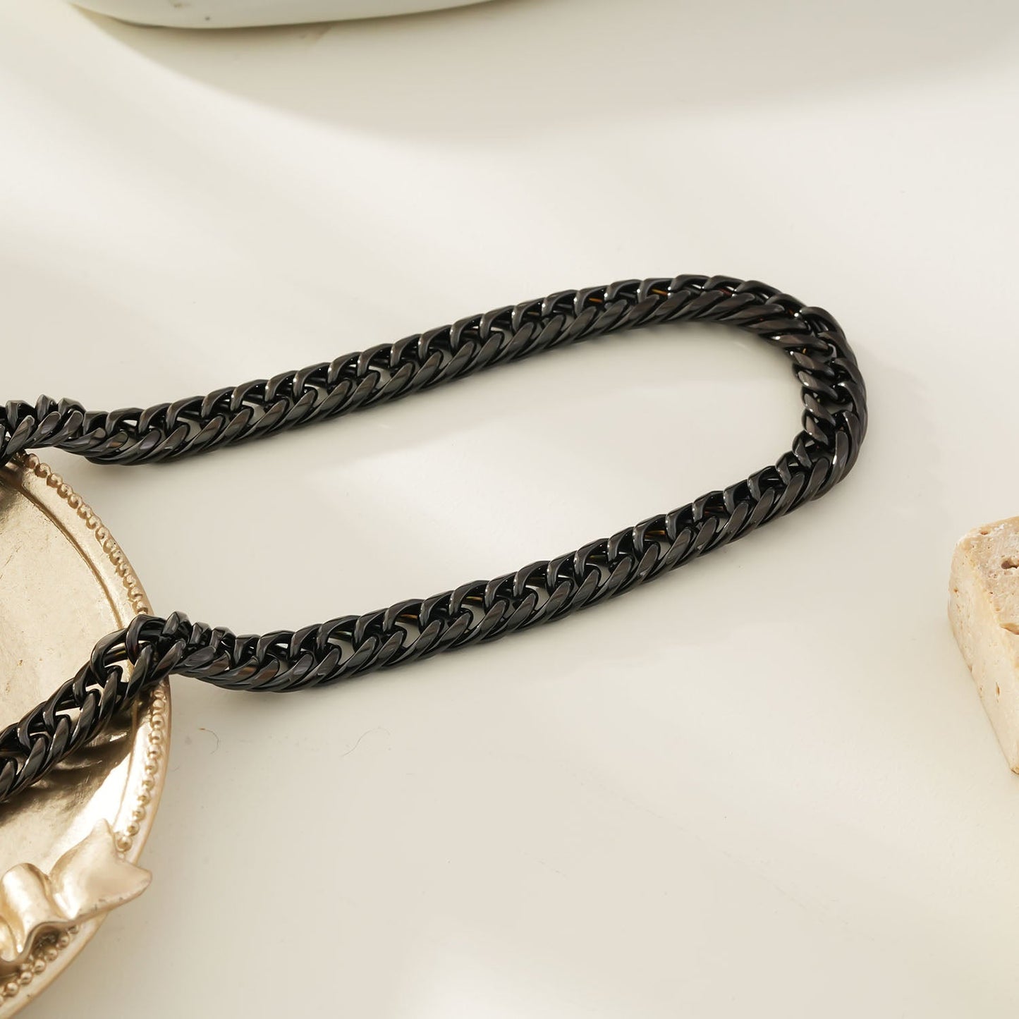 ABASI BLACK : Chaîne à gros maillons en carbone noir