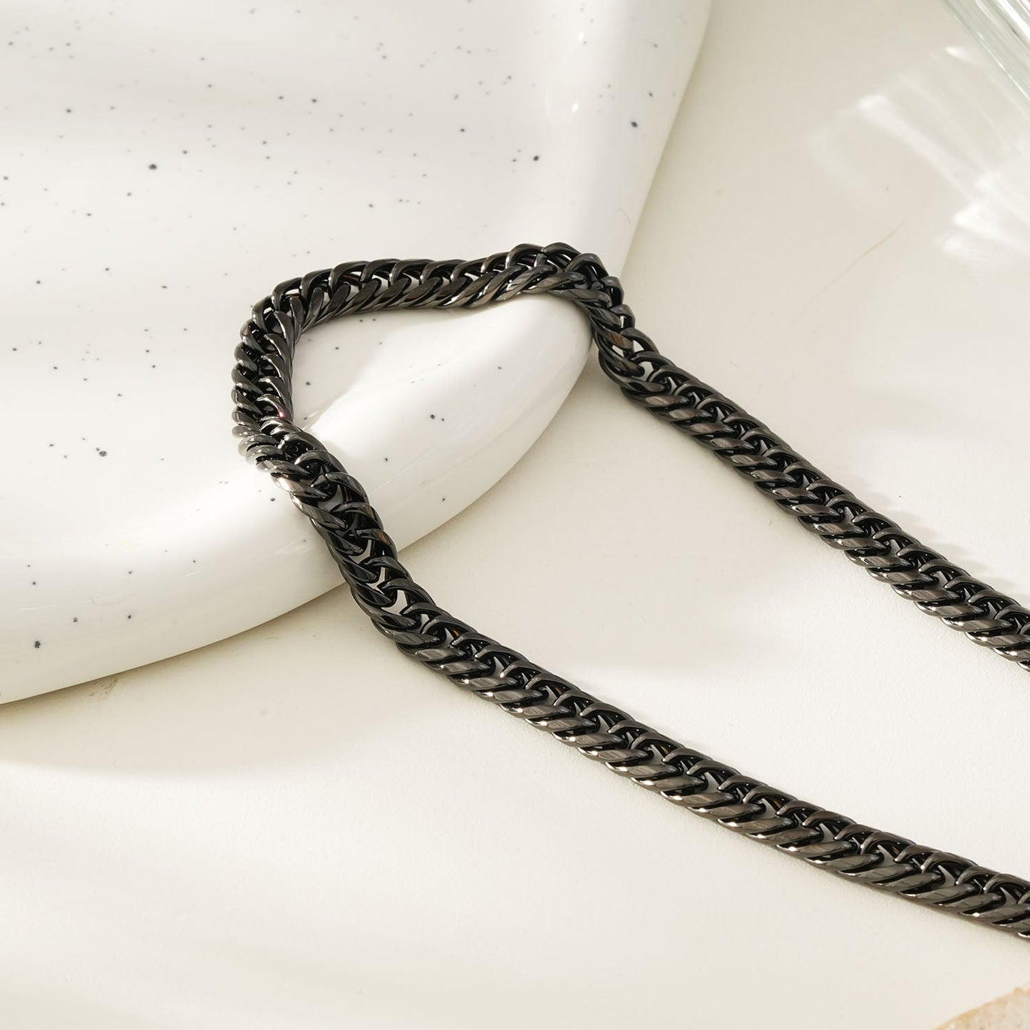 ABASI BLACK : Chaîne à gros maillons en carbone noir