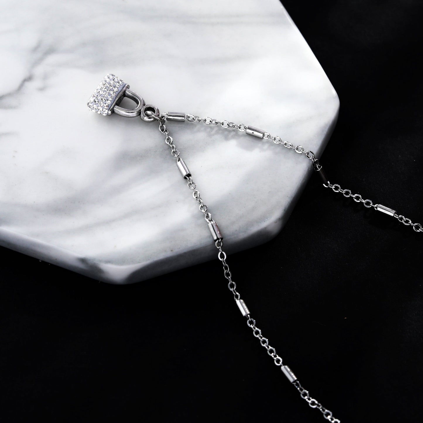 Collier chaîne à billes ABENI avec pendentif cadenas pavé en zircone en argent