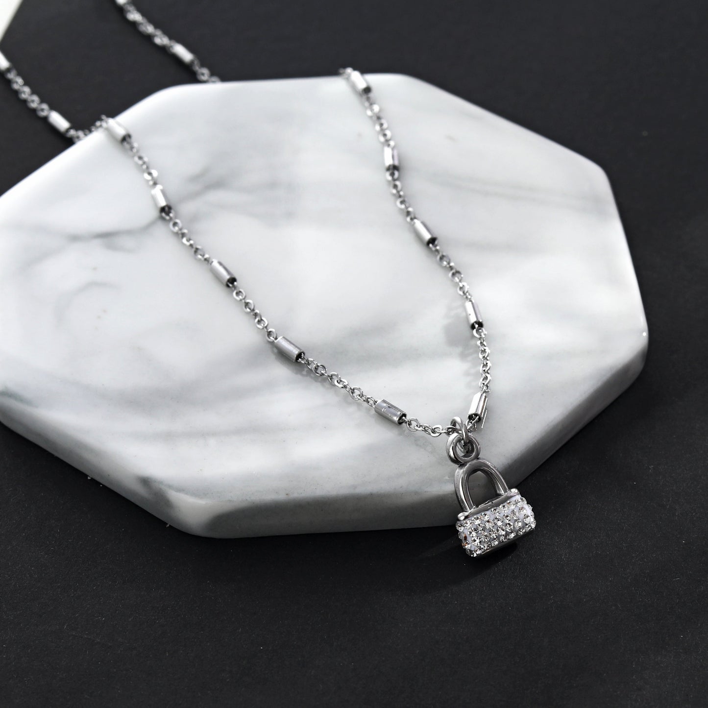Collier chaîne à billes ABENI avec pendentif cadenas pavé en zircone en argent