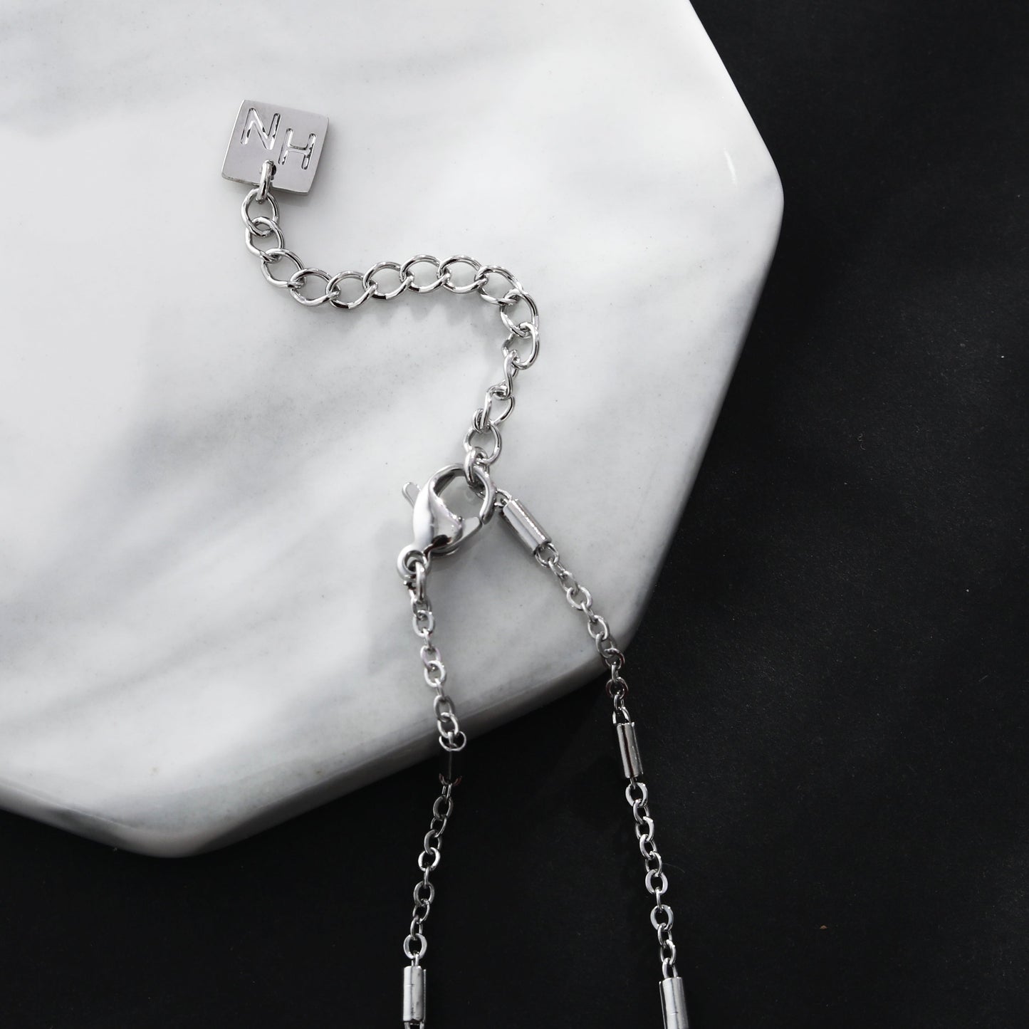 Collier chaîne à billes ABENI avec pendentif cadenas pavé en zircone en argent