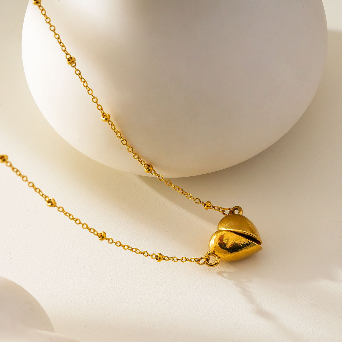 ABNA Gold : Collier de perles « Together Forever » – Mini pendentif aimanté cœur séparable