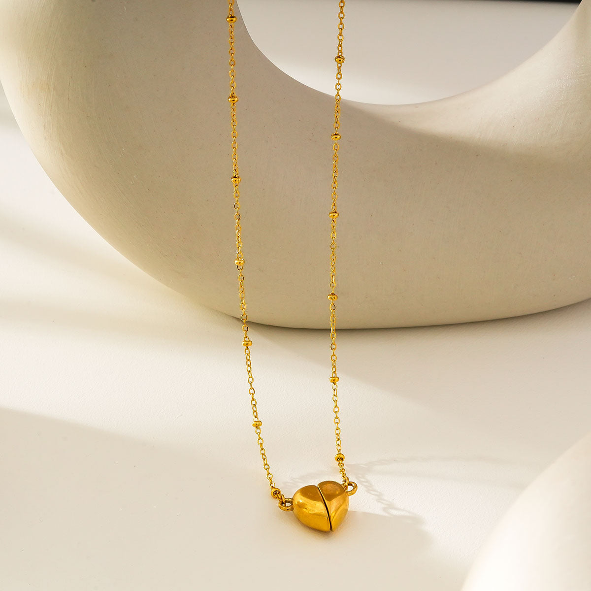 ABNA Gold : Collier de perles « Together Forever » – Mini pendentif aimanté cœur séparable