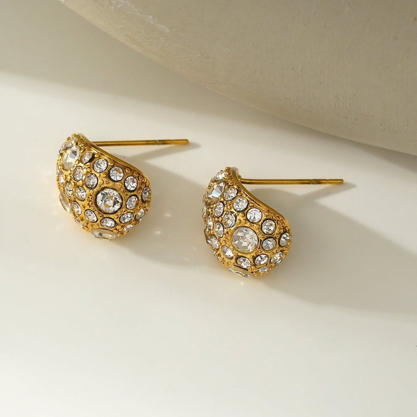 ADALAJ Gold : Boucles d'oreilles clous en pavé de zircone en forme de goutte - Affirmez votre confiance