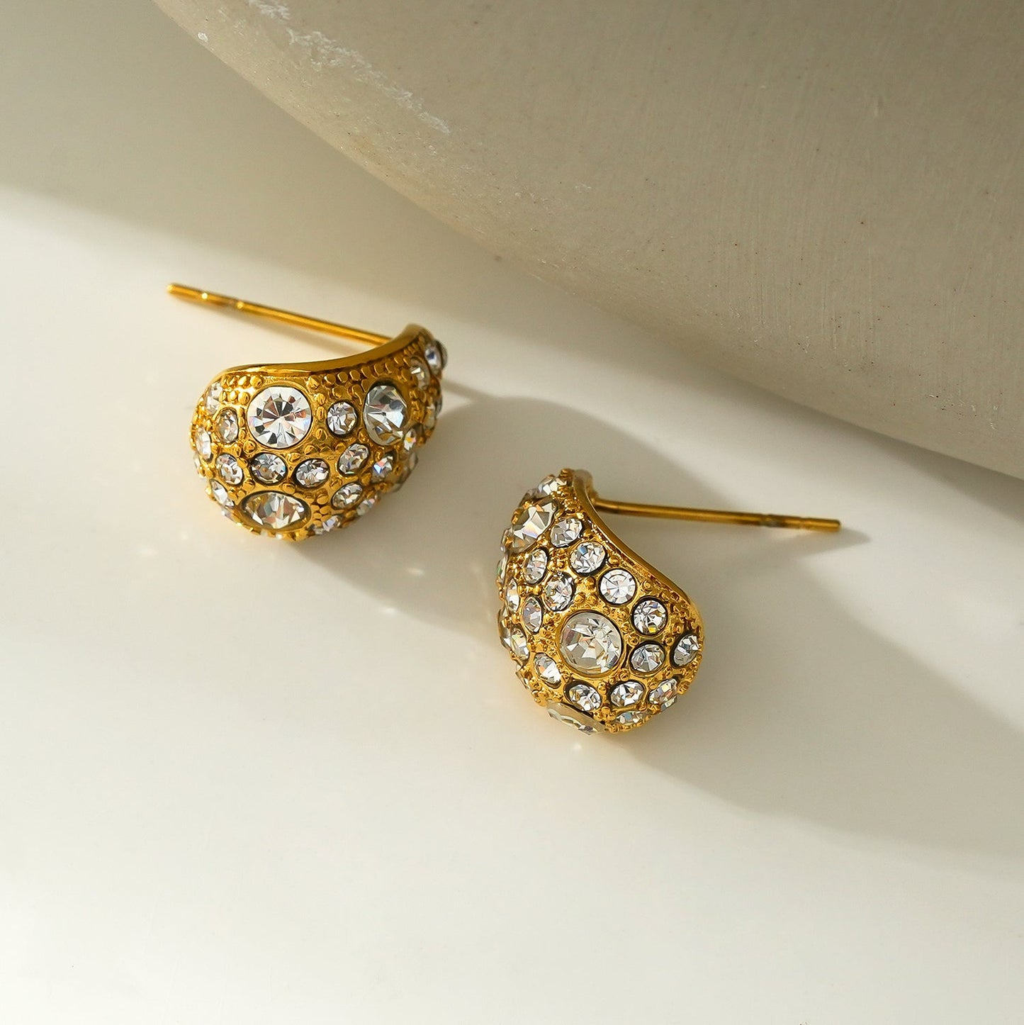 ADALAJ Gold : Boucles d'oreilles clous en pavé de zircone en forme de goutte - Affirmez votre confiance