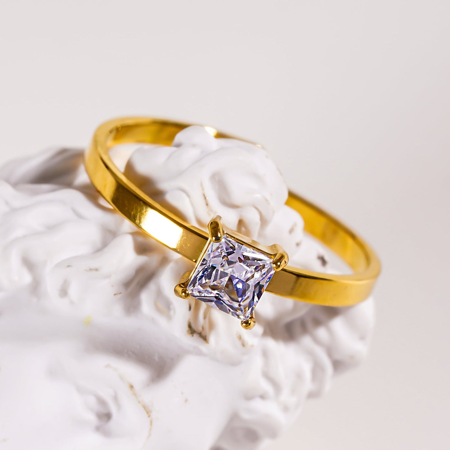ADHIKA : Bague classique en or avec zircon cubique central