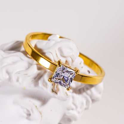 ADHIKA : Bague classique en or avec zircon cubique central