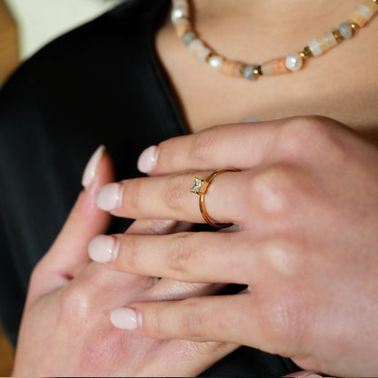 ADHIKA : Bague classique en or avec zircon cubique central
