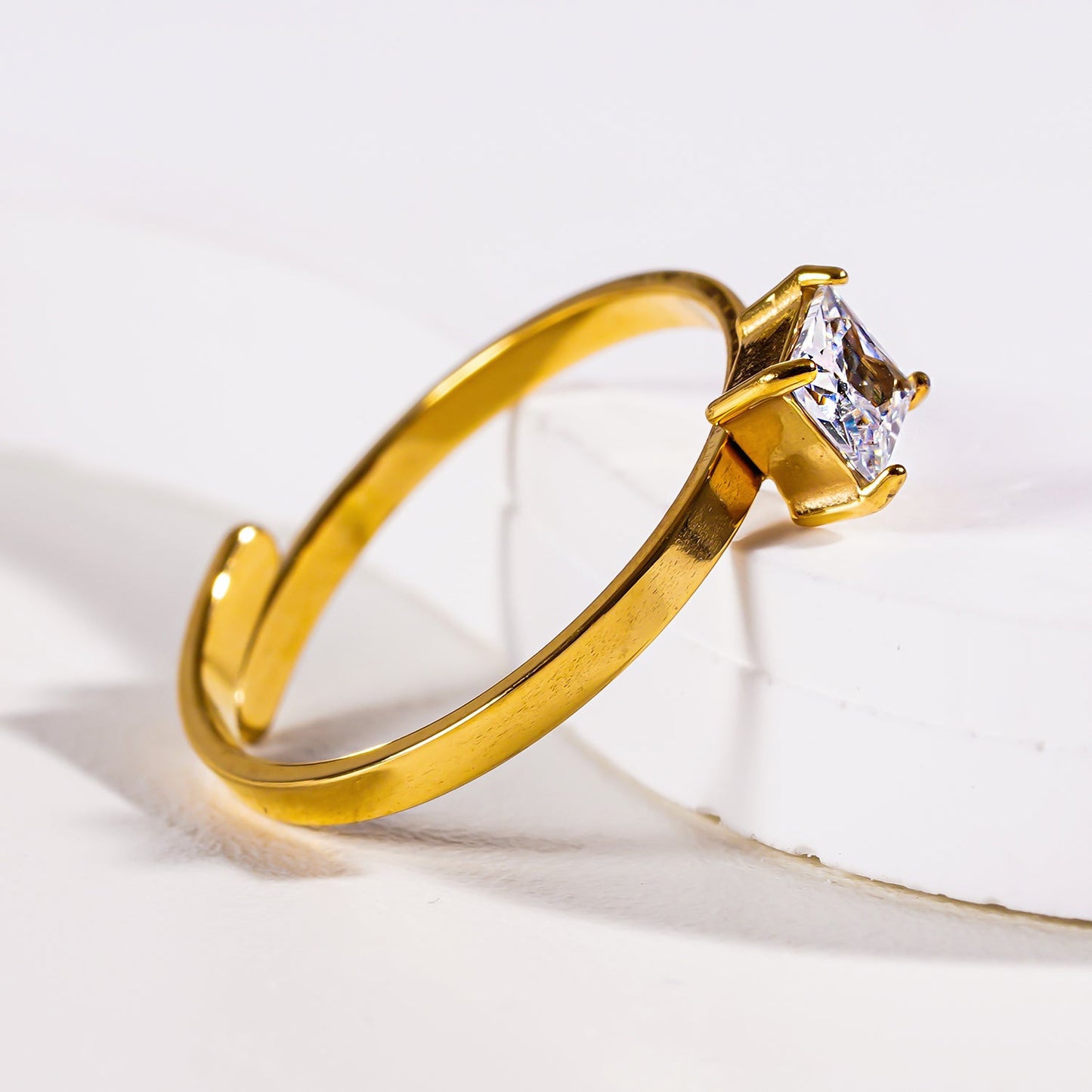 ADHIKA : Bague classique en or avec zircon cubique central