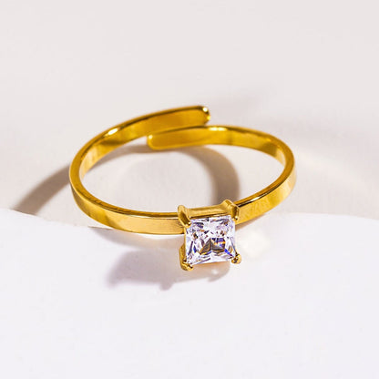 ADHIKA : Bague classique en or avec zircon cubique central
