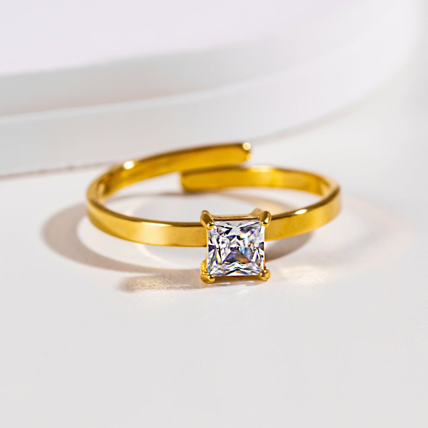 ADHIKA : Bague classique en or avec zircon cubique central