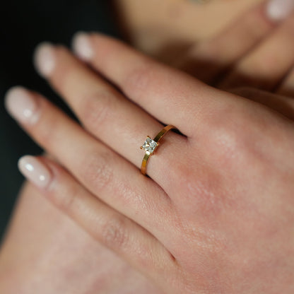 ADHIKA : Bague classique en or avec zircon cubique central